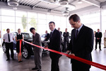 Przecięcie wstęgi, (od lewej) Masaharu Kondo (Dyrektor Zarządzający Mazda Motor Poland), Tomasz Stępień (Dyrektor Oddziału Opole ?Mirosław Wróbel Sp. z o.o.?), Jacek Jurgielaniec (Wiceprezes zarządu/Dyrektor Handlowy ?Mirosław Wróbel Sp. z o.o.?) 2.JPG