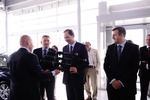 Przekazanie przez przedstawiciela Mazda Motor Poland japońskich mieczy firmie ?Mirosław Wróbel Sp. z o.o.?, (od lewej ? stojący przodem) Tadeusz Kolarczyk (Wiceprezes zarządu/Dyrektor Serwisu ?Mirosław Wróbel Sp. z o.o.?), Jacek Jurgielaniec (Wicepre 4.JPG