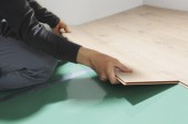 Ekspert radzi: jak układać panele podłogowe, by nie popełnić błędu?