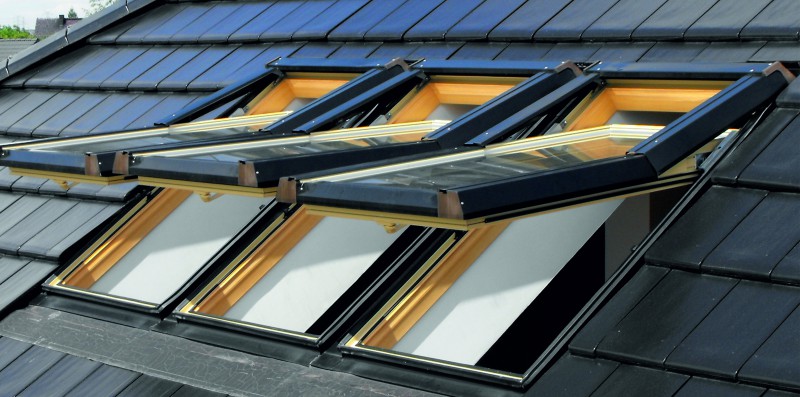 Światło wprost z natury – okna dachowe Skylight Premium , dobroplast, okna dachowe, dach, okno - Zapewniają bezpośredni dostęp do światła dziennego, w naturalny sposób doświetlają pomieszczenie, pozwalają na dopływ świeżego powietrza, a jednocześnie znacząco podnoszą estetykę całego wnętrza. Okna połaciowe, bo o nich tu mowa, zapoczątkowały rewolucję w adaptacji poddaszy. Doskonałym przykładem są okna dachowe Skylight Premium, dostępne w ofercie firmy Dobroplast, które pomogą stworzyć atrakcyjne i komfortowe pomieszczenia „pod dachem”.