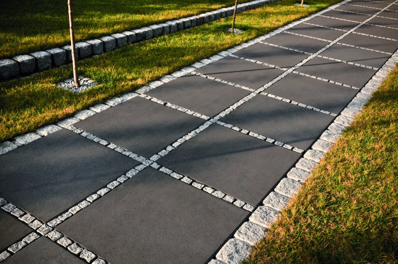 Prostota obliczona na maksymalny efekt – możliwości aranżacyjne Systemu Maxima , libet, nawierzchnia, aranżacja, ogród - Czy nawierzchnia wykonana z prostych w formie i utrzymanych w szarej kolorystyce elementów musi być nudna i monotonna? Nic podobnego! Umiejętne zestawienie płyt w uzupełniających się, ale różnych rozmiarach oraz w kilku dopasowanych do siebie odcieniach pozwala uzyskać oryginalne, interesujące aranżacje. Teraz możliwości kształtowania przydomowej przestrzeni są jeszcze większe, gdyż bogaty System Maxima firmy Libet został uzupełniony o kolejne produkty.