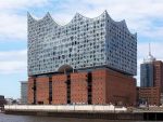 Produkowane przez Guardian Glass szkło tworzy pofalowaną konstrukcję fasady nowej filharmonii w Hamburgu