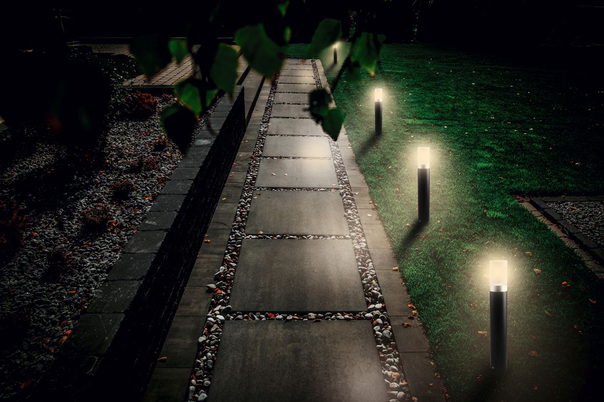 Libet Light by LightPro – magia światła w ogrodzie , Libet, oświetlenie w ogrodzie - Planując przydomową przestrzeń zwykle skupiamy się na wyznaczeniu ciągów komunikacyjnych, wyborze materiału nawierzchniowego oraz rozmieszczeniu nasadzeń. Ponieważ perfekcyjny projekt ogrodu poznaje się po detalach, warto pomyśleć także o oświetleniu, które może stanowić znakomite dopełnienie aranżacji posesji. Kompleksowe rozwiązania, umożliwiające wyróżnienie poszczególnych elementów domu i jego otoczenia, znajdziemy w najnowszej kolekcji Libet Light by LightPro.