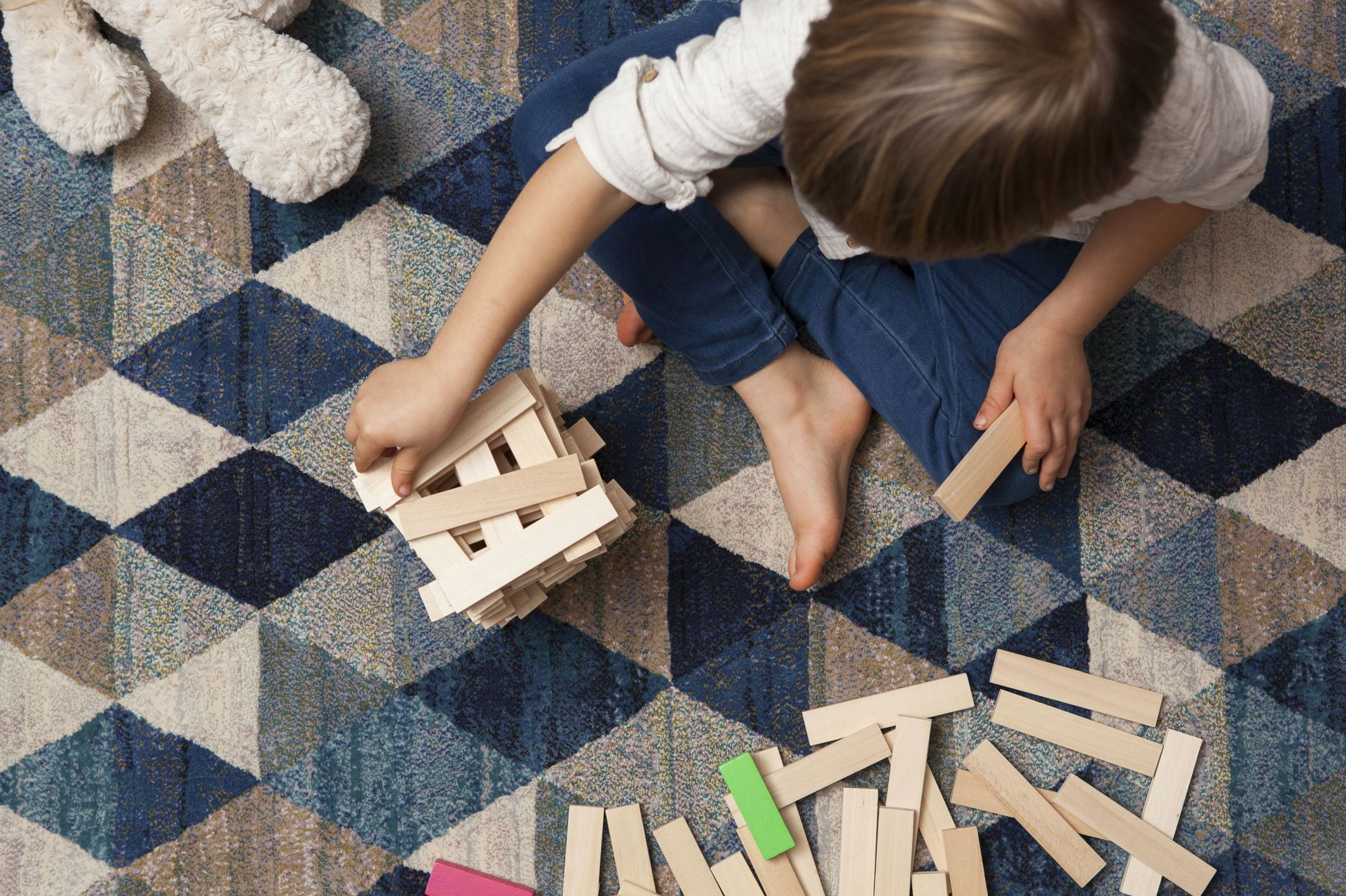 Ekspert podpowiada: Jak wybrać idealny dywan do pokoju dziecka? , ARTE - Podłoga to jedno z tych miejsc, w których dzieci spędzają wyjątkowo dużo czasu. Stanowi ona dla nich nie tylko przestrzeń do zabawy czy odpoczynku, ale też rozwijania swoich pasji a nawet spożywania posiłków. Z tego względu wielu rodziców decyduje się na ułożenie w pokoju swoich pociech dywanu, który stanowi doskonały kompromis między łatwymi w utrzymaniu panelami a miękką i przyjemną w dotyku wykładziną. Jak jednak wybrać idealny produkt, który z jednej strony będzie funkcjonalny i wytrzymały, a z drugiej bezpieczny i wpisujący się w oczekiwania najmłodszych domowników? Ekspert firmy ARTE podpowiada o czym warto pamiętać wybierając dywan do pokoju dziecka.